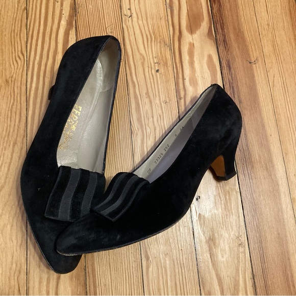 Vintage Ferragamo Black Suede and Grosgrain Pumps Dark Academia Perfection 8 AA - Picture 5 of 9
